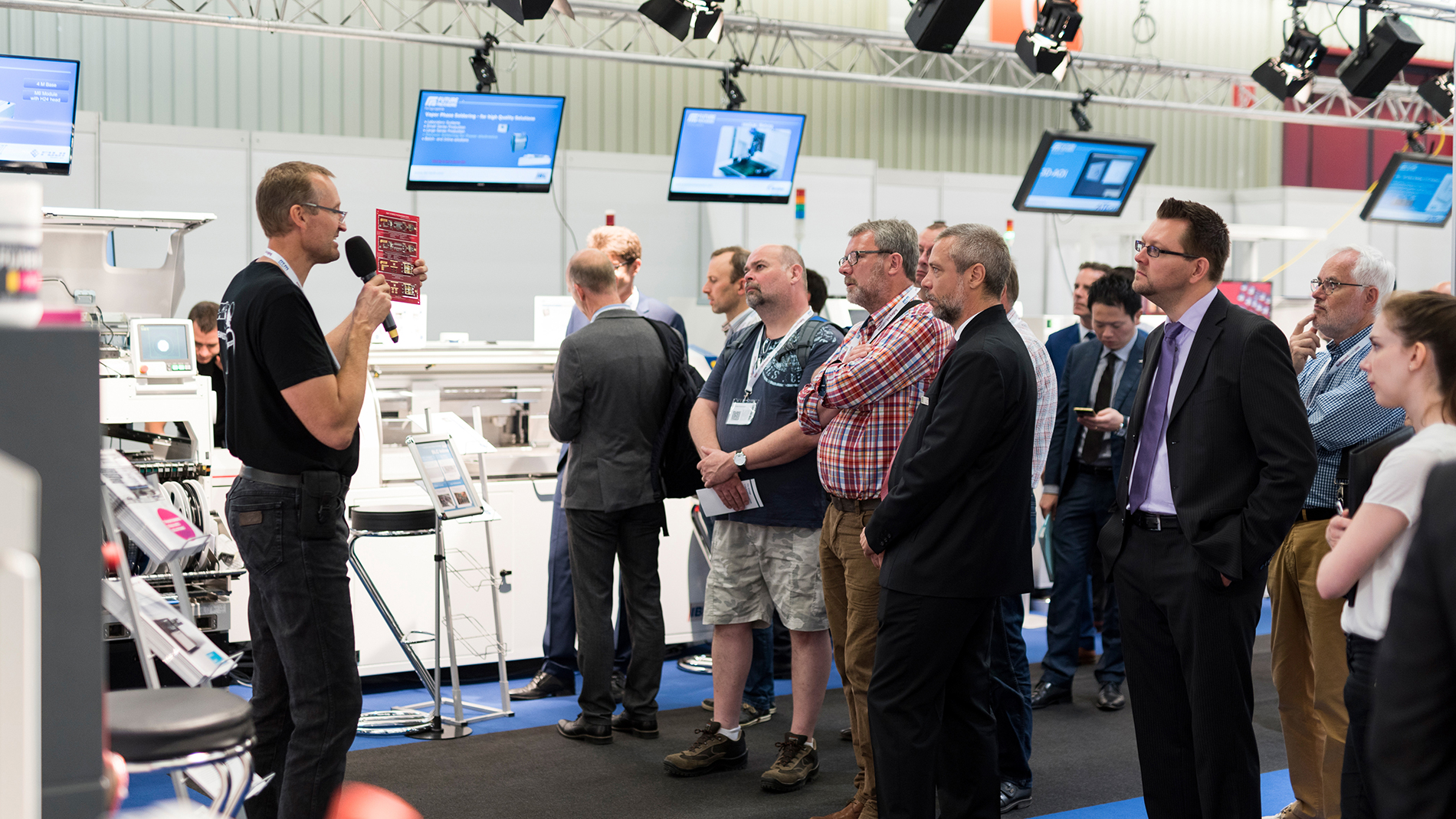 Guided tour at the production line "Future Packaging", organized by Fraunhofer IZM