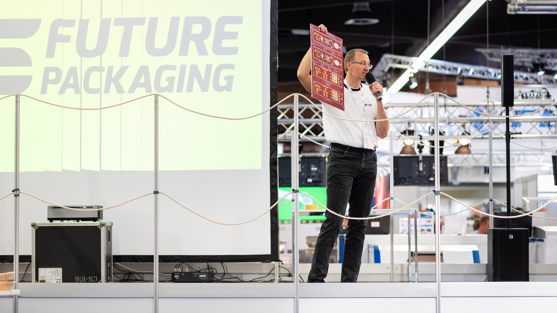 Live-Produktion und Führung an der Future Packaging Fertigungslinie, organisiert vom Fraunhofer IZM