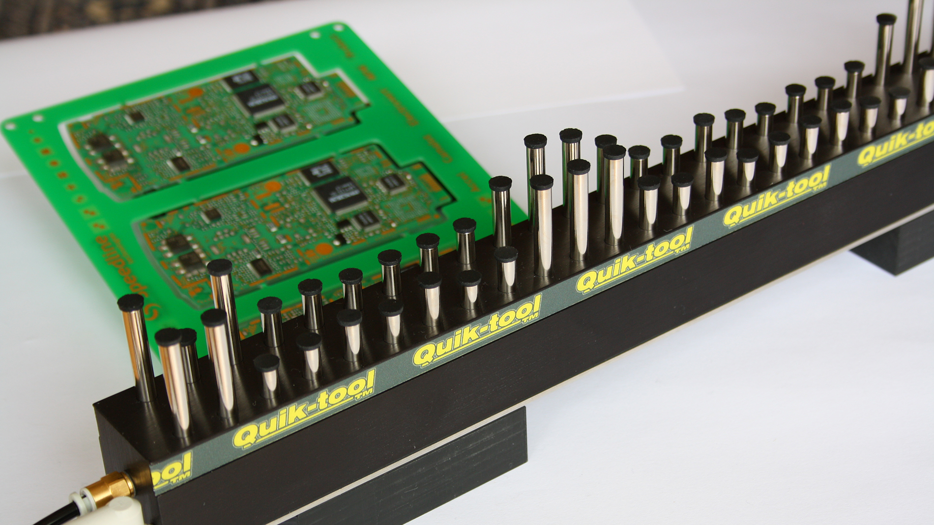 Fig. 1: The longest QUIK-tool modules have module lengths of 533mm and a pin stroke of 27mm.  Up to six modules can be connected to the air manifold. (Fig.: motion automation)