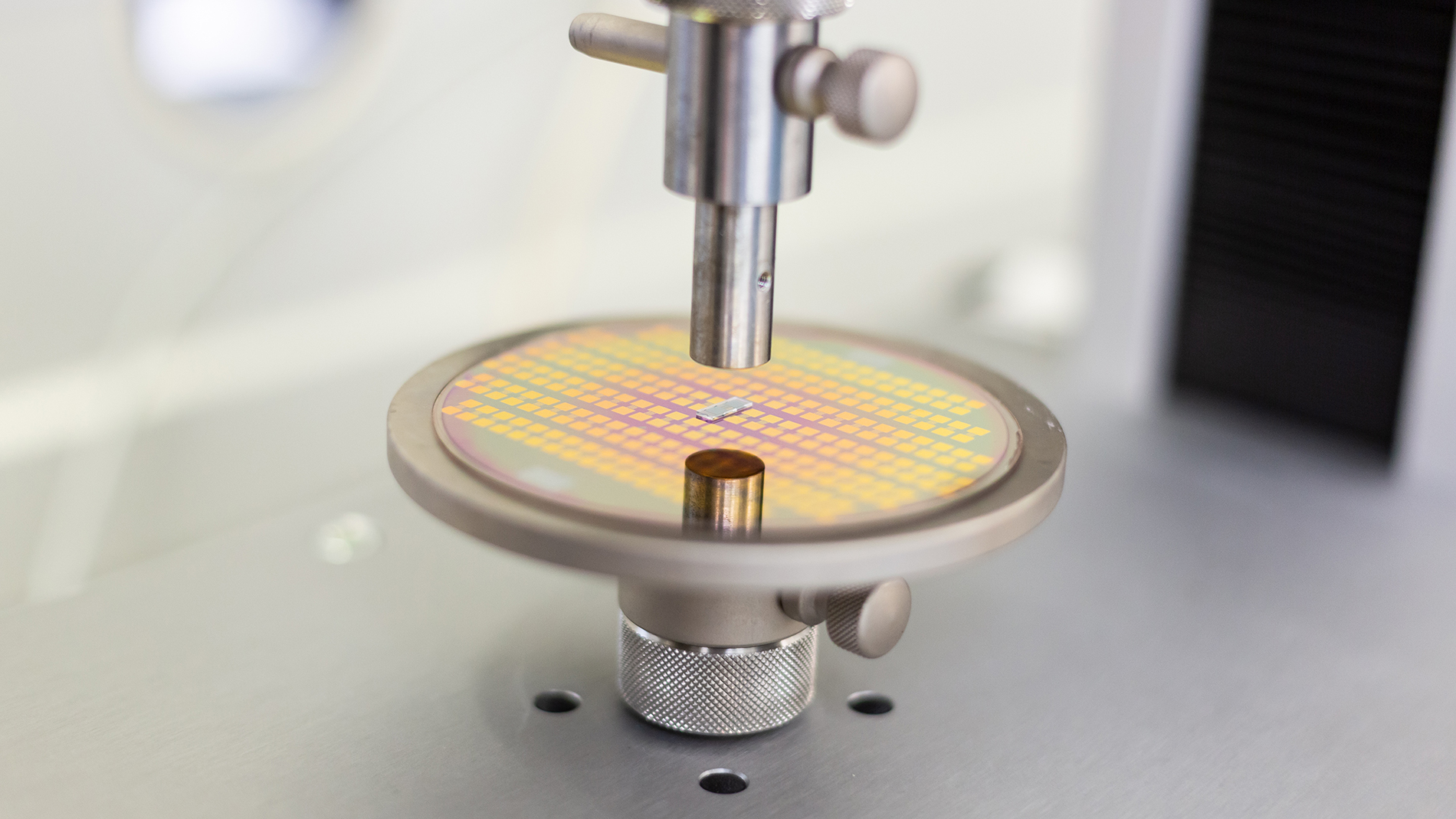 Bild 2: KlettWelding – die Verbindung von zwei mit NanoWiring vorbereiteten Substraten (Bild: NanoWired GmbH)