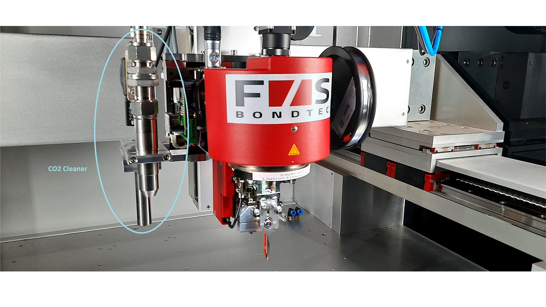 Fig. 2: CO2 snow jet cleaning device for optimum bonding and downstream processes such as gasket application (Fig.: F&S BONDTEC Semiconductor GmbH)