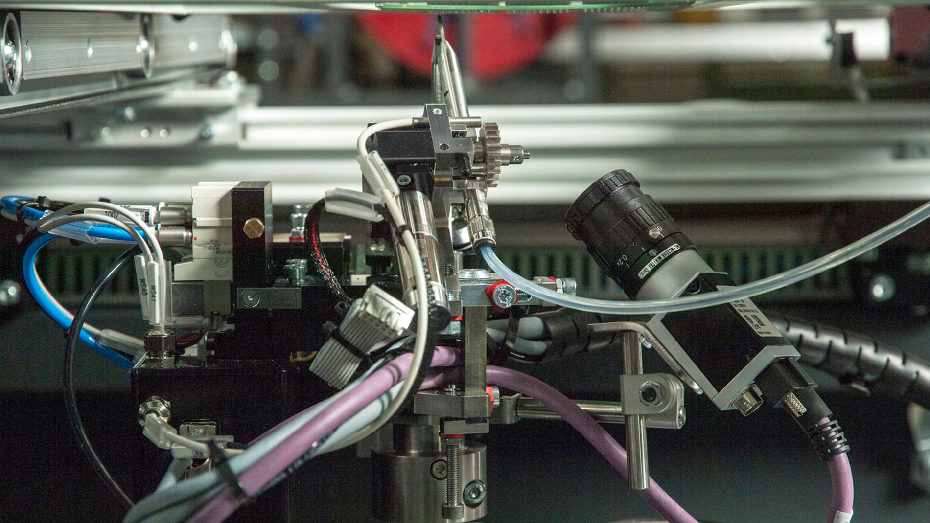 Fig. 1 Bottom side selective iron soldering head solders joints on a PCB (Fig.: mta-Unitechnologies SA)